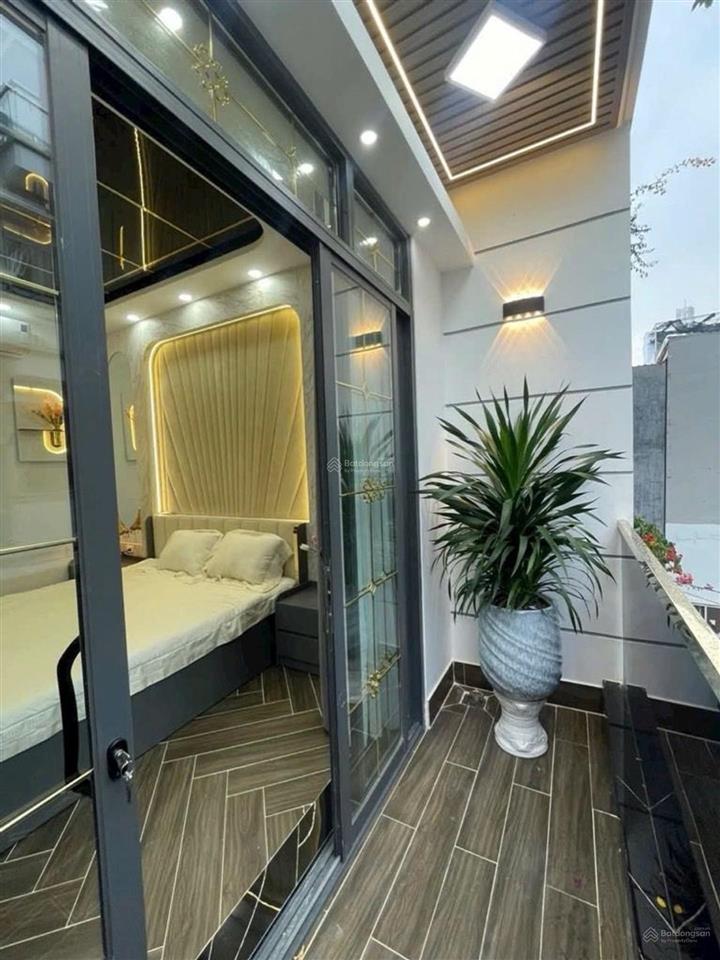 Nhà 4 tầng ,4phòng ngủ lê văn lương , xe hơi đổ cửa, sân thượng ,