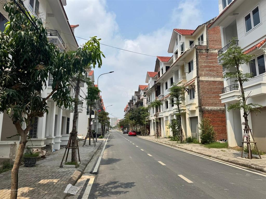 Em cần bán liền kề cienco5 hoàng quốc việt kéo dài mặt trục chính thoáng trước sau