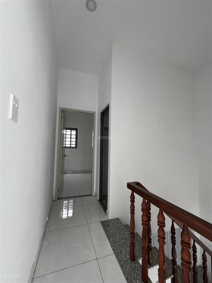 Nhà lầu 2 phòng chỉ có 720tr bao hết chị phí giấy tờ