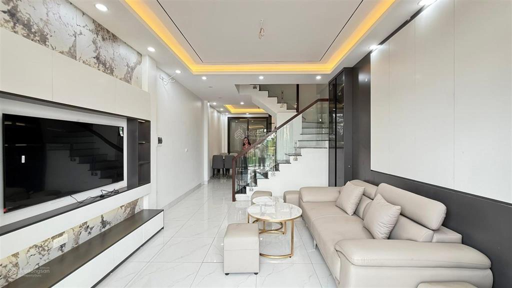 Bán nhà 4 tầng thiết kế đẹp hiện đại full nội thất, view hồ thoáng mát