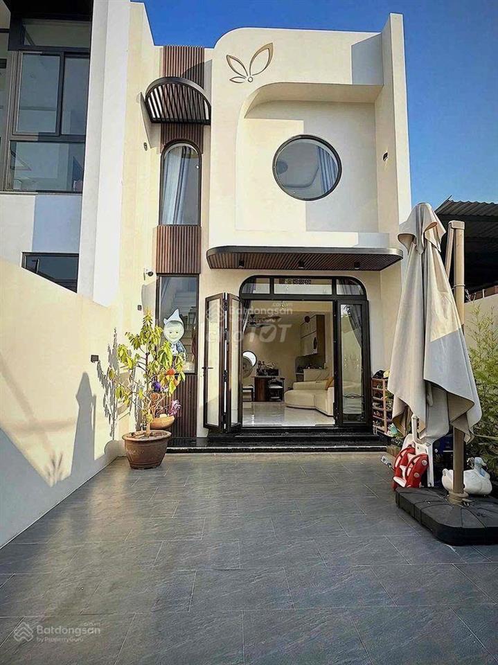 Tôi kẹt tiền cần bán 1 căn nhà phố liền kề siêu thị ,cách chợ 200m