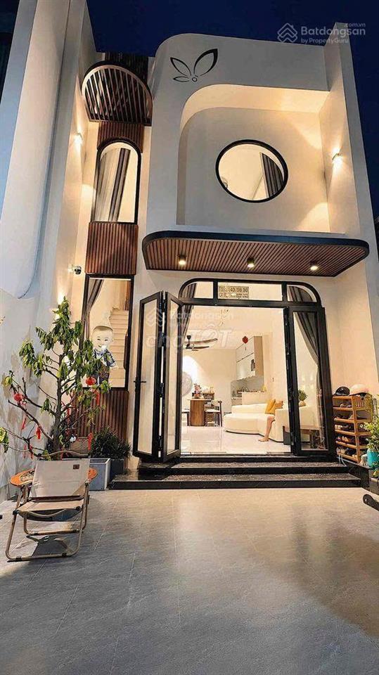 Tôi kẹt tiền cần bán 1 căn nhà phố liền kề siêu thị ,cách chợ 200m