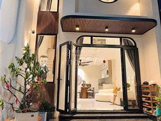 Tôi kẹt tiền cần bán 1 căn nhà phố liền kề siêu thị ,cách chợ 200m