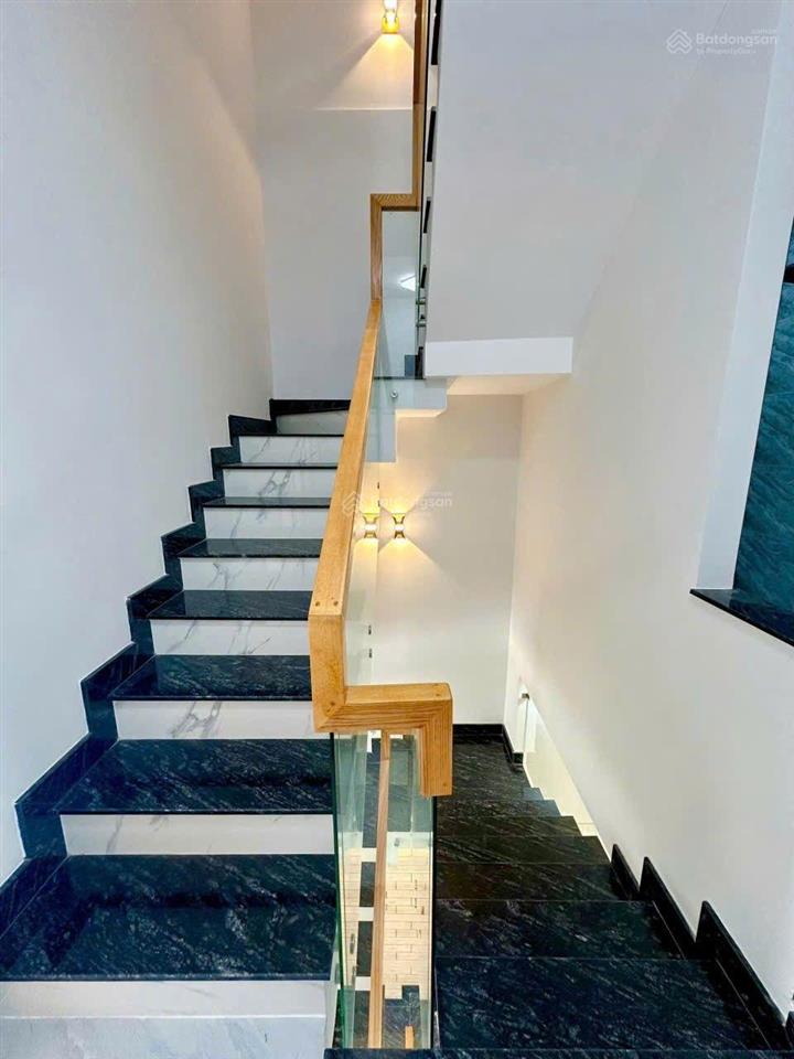 Nhỉnh 6 tỷ nhà đúc 5 tấm khu vực sầm uất sát quận tân phú nhà mới phun nội thất 5 phòng ngủ