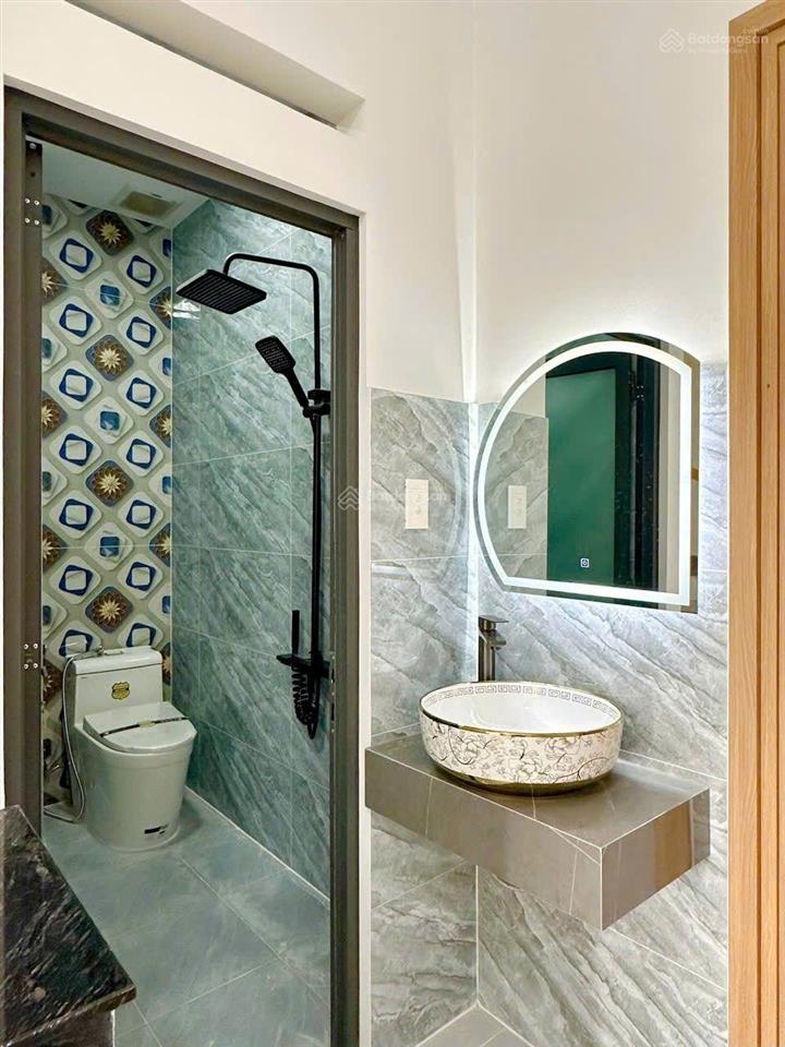 Nhỉnh 6 tỷ nhà đúc 5 tấm khu vực sầm uất sát quận tân phú nhà mới phun nội thất 5 phòng ngủ