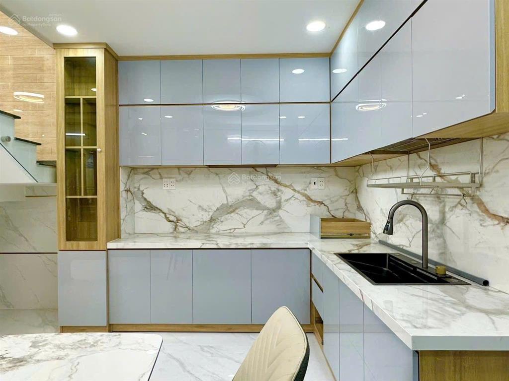 Nhỉnh 6 tỷ nhà đúc 5 tấm khu vực sầm uất sát quận tân phú nhà mới phun nội thất 5 phòng ngủ