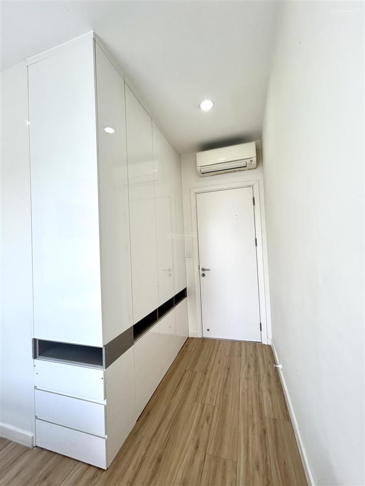 Trống sẵn  căn 1pn tầng cao view thoáng 17tr500, nội thất như hình.  tư vấn 0902 423 ***