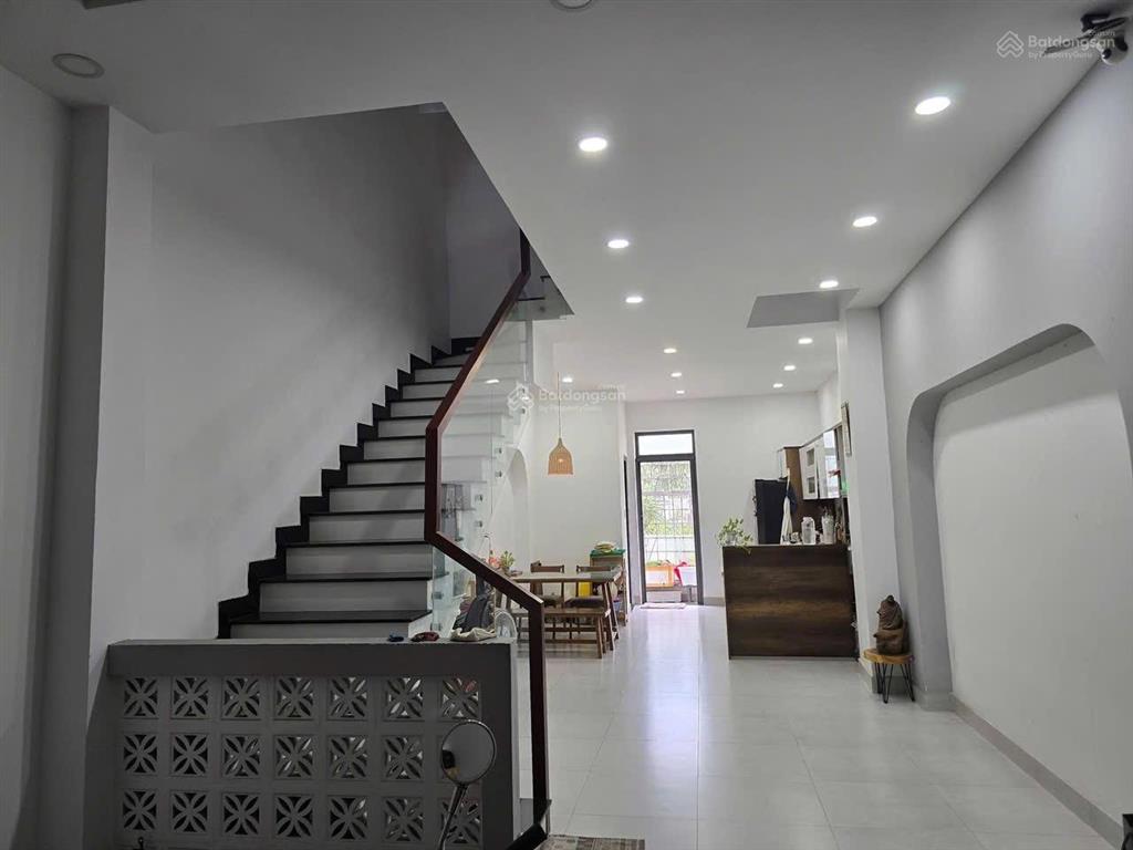 Ngay vòng xoay phú hữu  nguyễn duy trinh q9  nhà 2lầu 4pn full nội thất đường oto