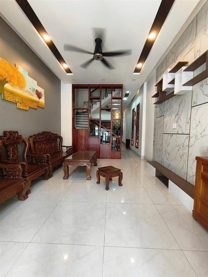Nhà đẹp 3 lầu ngay đường 182  lã xuân oai q9  4pn 4wc đường rộng xe tải
