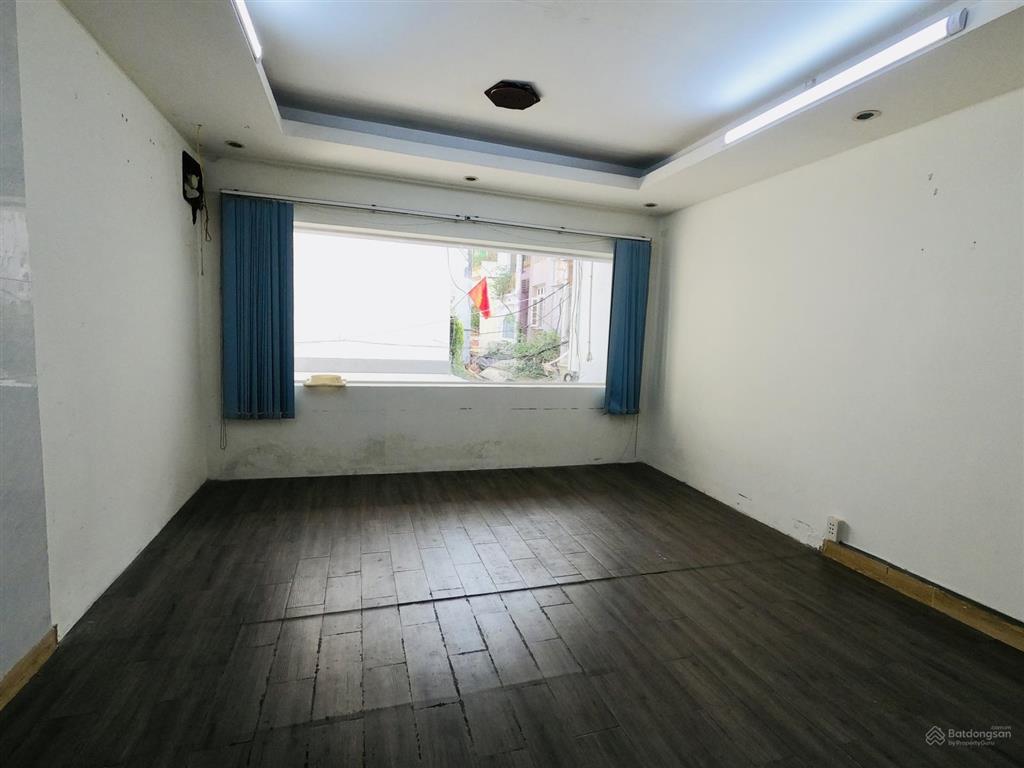 Bán nhà thích quảng đức, phú nhuận, 4 x 13m, hxh, 4 tầng, 5pn, có sân riêng, 9.3 tỷ
