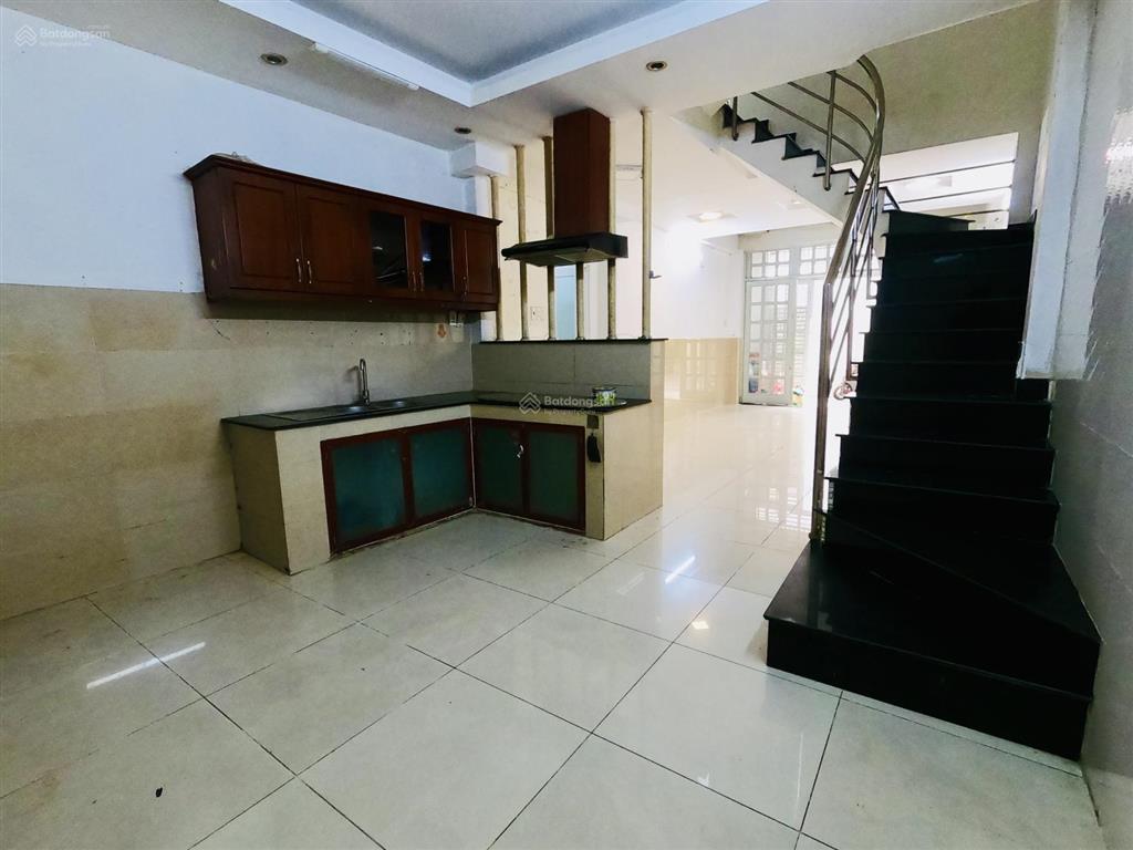 Bán nhà thích quảng đức, phú nhuận, 4 x 13m, hxh, 4 tầng, 5pn, có sân riêng, 9.3 tỷ