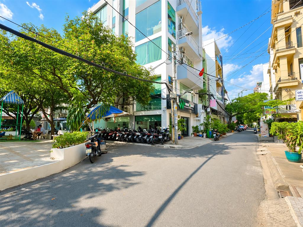 Bán nhà lớn thích quảng đức, phú nhuận, 7 x 12m 82m2, 5 tầng, nội thất gỗ xịn, khu phân lô, 24.9 tỷ