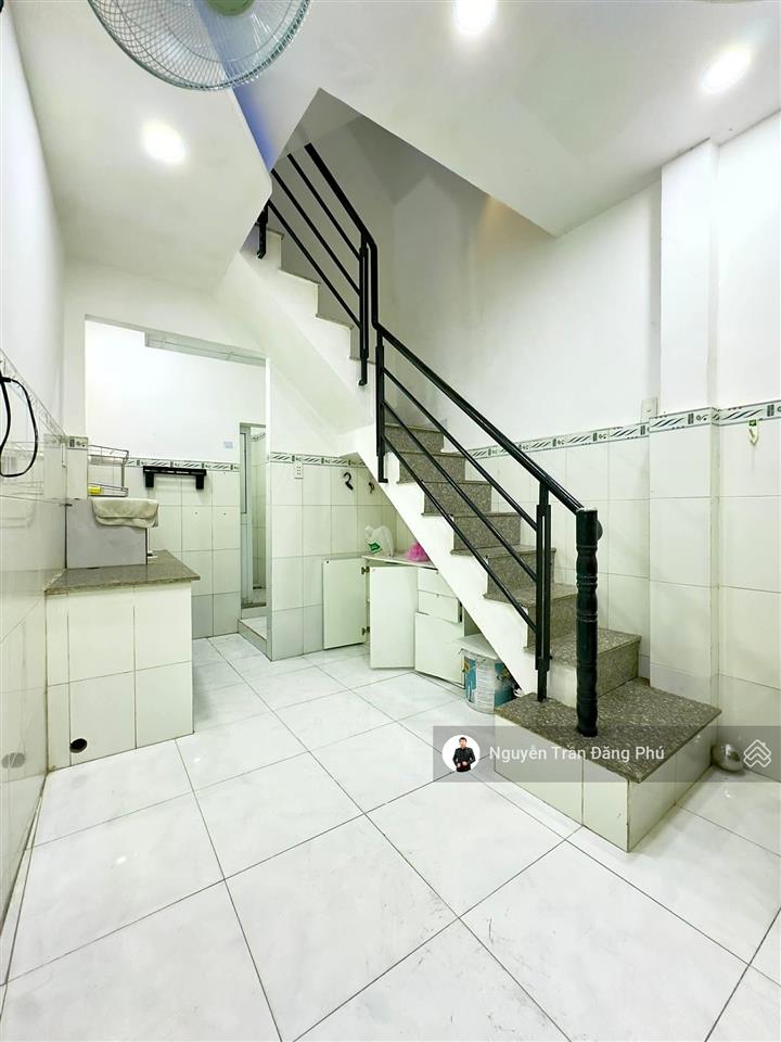 Nhà 3 tầng trung tâm quận 1, 3pn 2wc, cho thuê 10tr/tháng, chỉ 3,2 tỷ còn tl