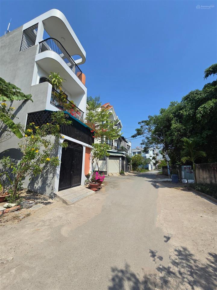 Chính chủ ngộp bank, bán gấp nhà mặt tiền đường số, đường 10m, 1 trệt 3 lầu 4pn, 3wc, pháp lý chuẩn