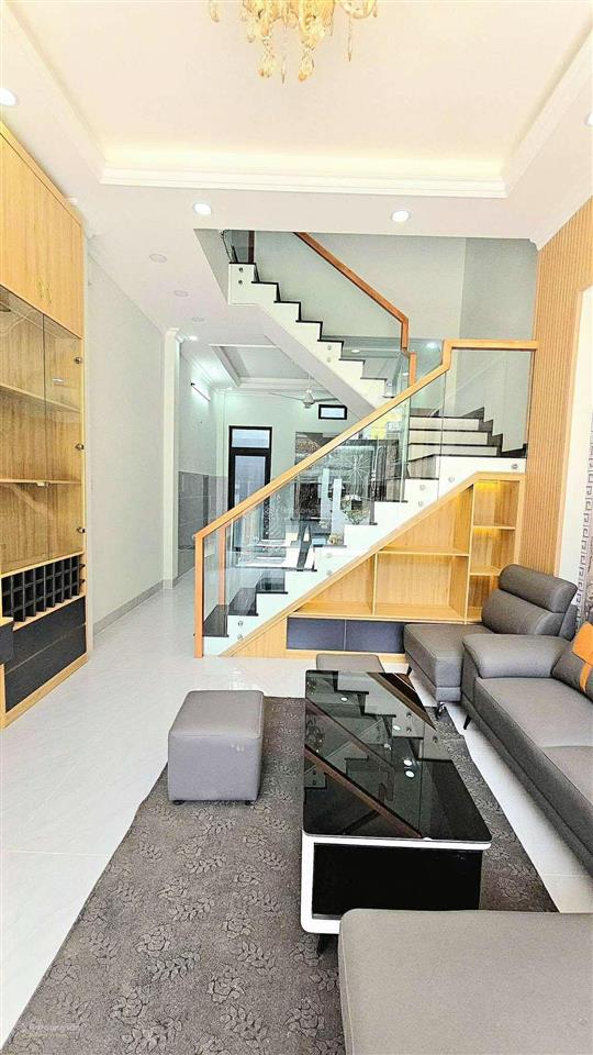 Bán nhà đối diện kdt đông tăng long, 1 trệt 3 lầu 4pn, hẻm xe hơi 6m thông, ko lỗi phong thủy.