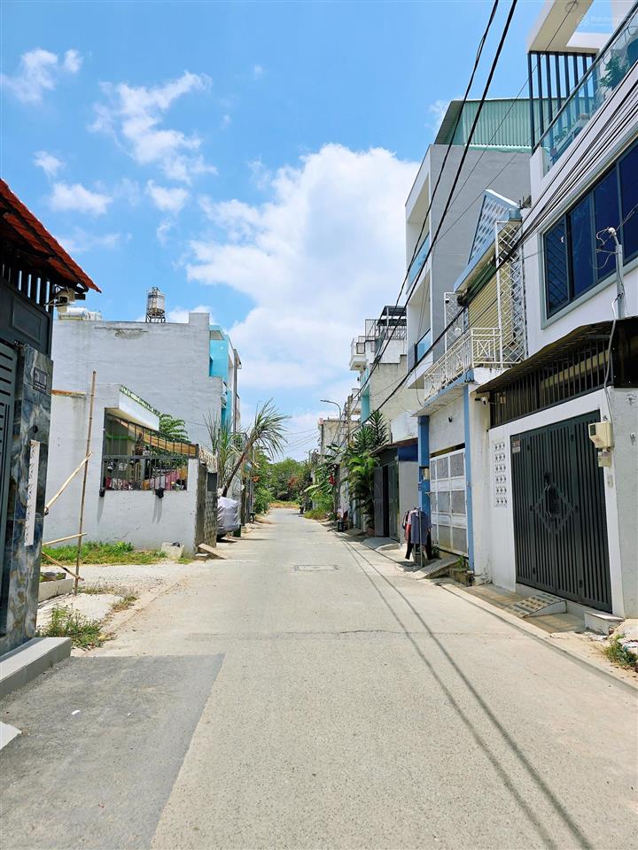 Bán nhà đối diện kdt đông tăng long, 1 trệt 3 lầu 4pn, hẻm xe hơi 6m thông, ko lỗi phong thủy.