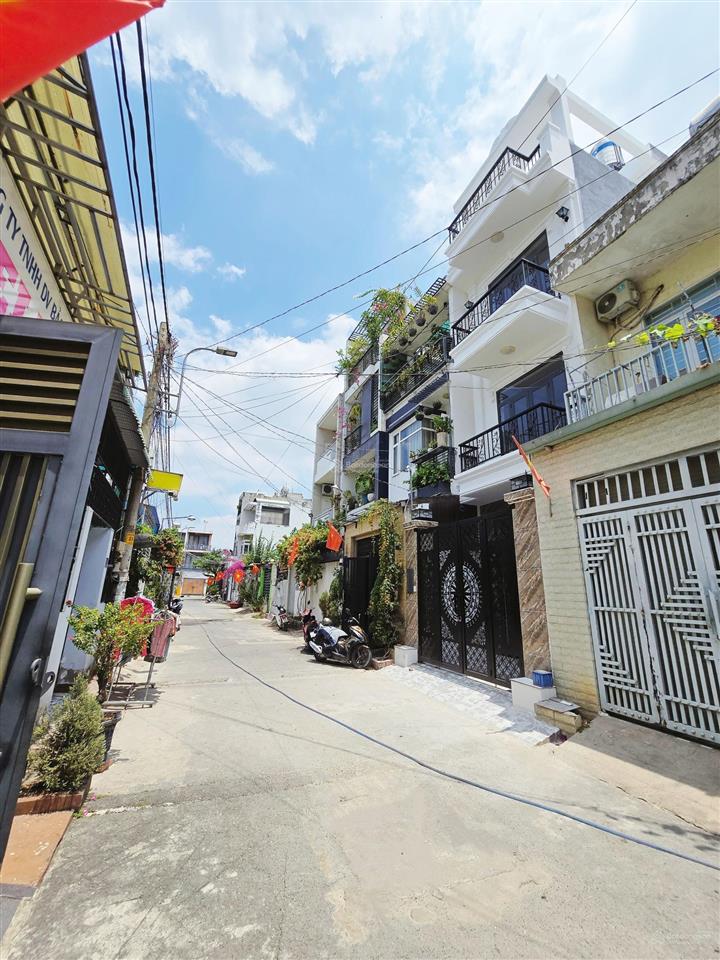 Bán nhà đối diện kdt đông tăng long, 1 trệt 3 lầu 4pn, hẻm xe hơi 6m thông, ko lỗi phong thủy.