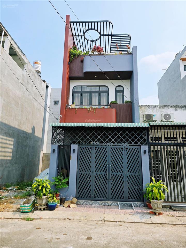 Chính chủ gấp bán nhà 1 trệt 2 lầu 3pn 54m2, hẻm 8m ô tô đậu đỗ, hoàn công đủ sổ hồng riêng.