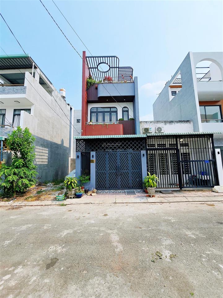 Chính chủ gấp bán nhà 1 trệt 2 lầu 3pn 54m2, hẻm 8m ô tô đậu đỗ, hoàn công đủ sổ hồng riêng.