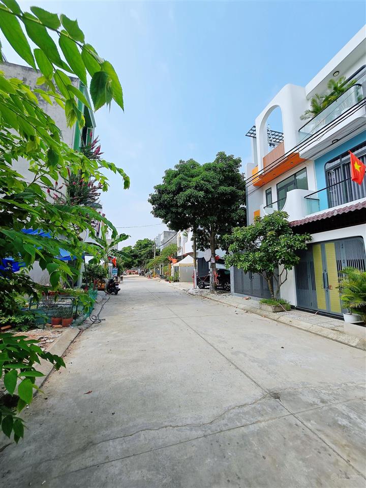 Bán nhà gần chợ long phước, 1 trệt 1 lầu 2pn 3,3 tỷ thương lượng mạnh, sổ riêng hoàn công đủ