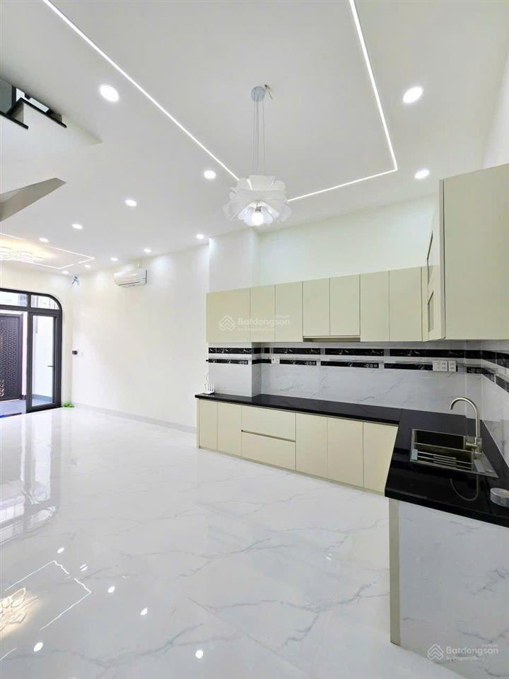 Chủ ngộp, bán nhà 1 trệt 2 lầu 4,5 tỷ thương lượng mạnh, hoàn công đủ sổ riêng, đường 8m