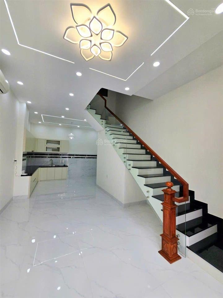 Chủ ngộp, bán nhà 1 trệt 2 lầu 4,5 tỷ thương lượng mạnh, hoàn công đủ sổ riêng, đường 8m