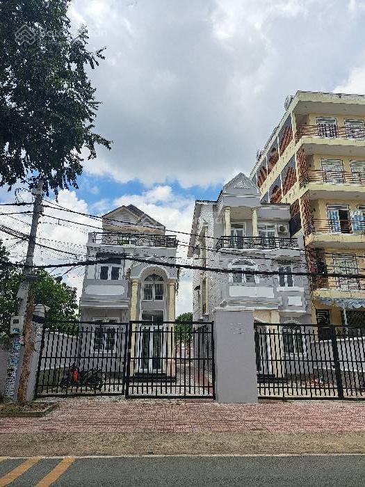 Bán 2 căn biệt thự 4 tầng mặt tiền đường linh trung thủ đức
dt 923m | 14mx 66m |chỉ  75 tỷ tl