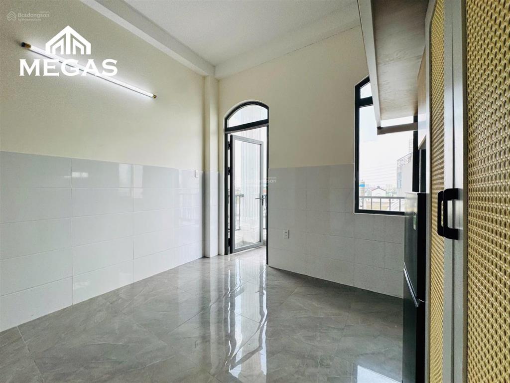Cho thuê căn hộ mới xây nguyễn kiệm  go ngã 6  ban công riêng