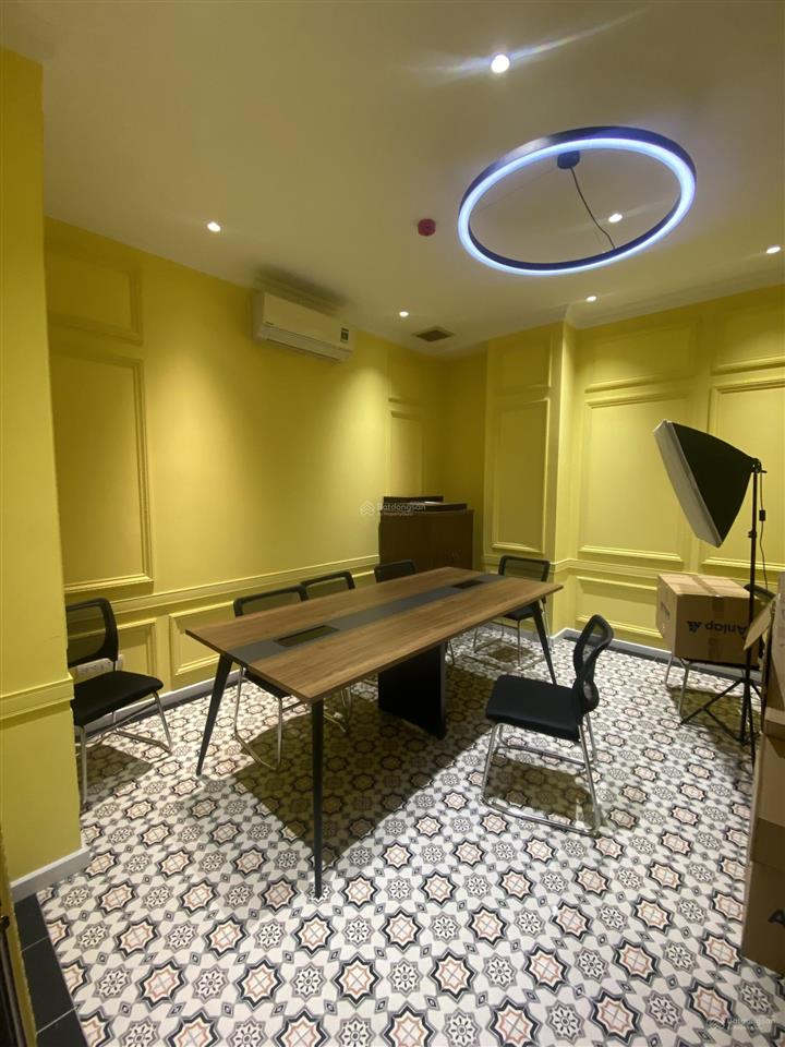 Văn phòng decor cho thuê tại quận 1 kèm sân thượng rooftop.