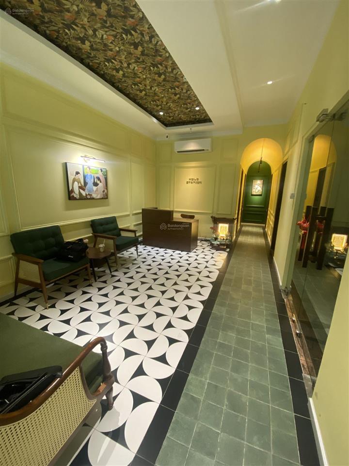 Văn phòng decor cho thuê tại quận 1 kèm sân thượng rooftop.