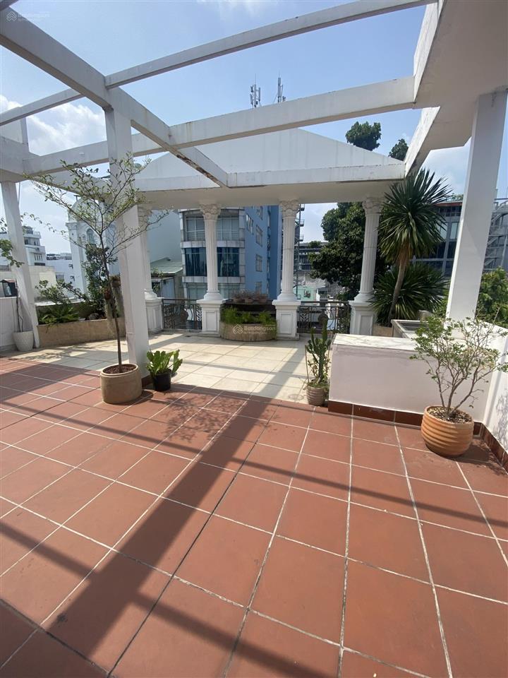 Văn phòng decor cho thuê tại quận 1 kèm sân thượng rooftop.