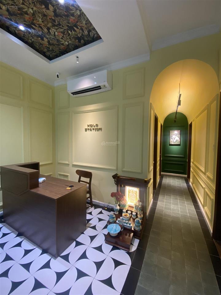 Văn phòng decor cho thuê tại quận 1 kèm sân thượng rooftop.