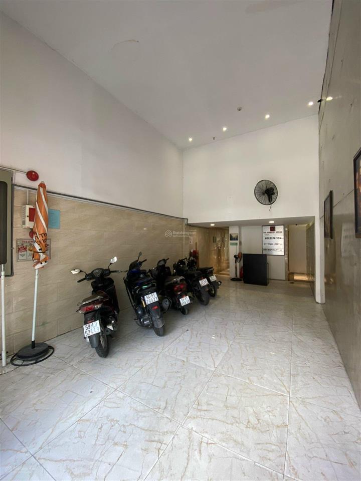 Văn phòng decor cho thuê tại quận 1 kèm sân thượng rooftop.