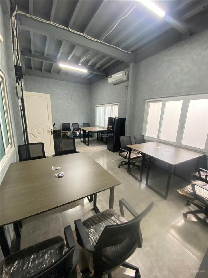 Văn phòng decor cho thuê tại quận 1 kèm sân thượng rooftop.