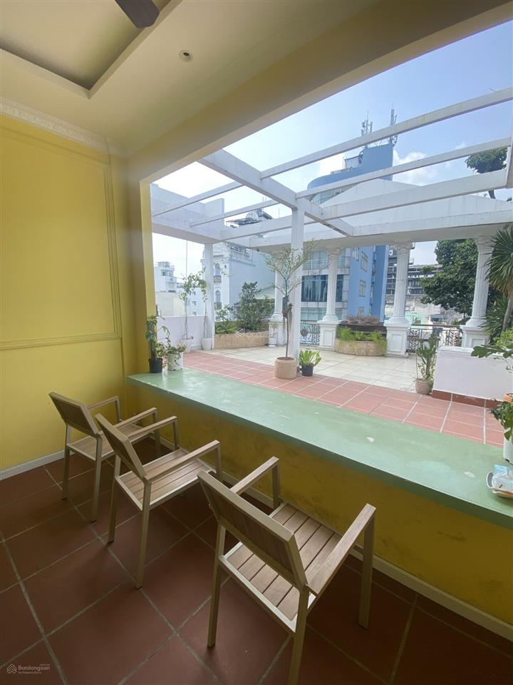 Văn phòng decor cho thuê tại quận 1 kèm sân thượng rooftop.