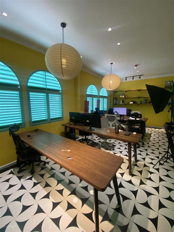 Văn phòng decor cho thuê tại quận 1 kèm sân thượng rooftop.