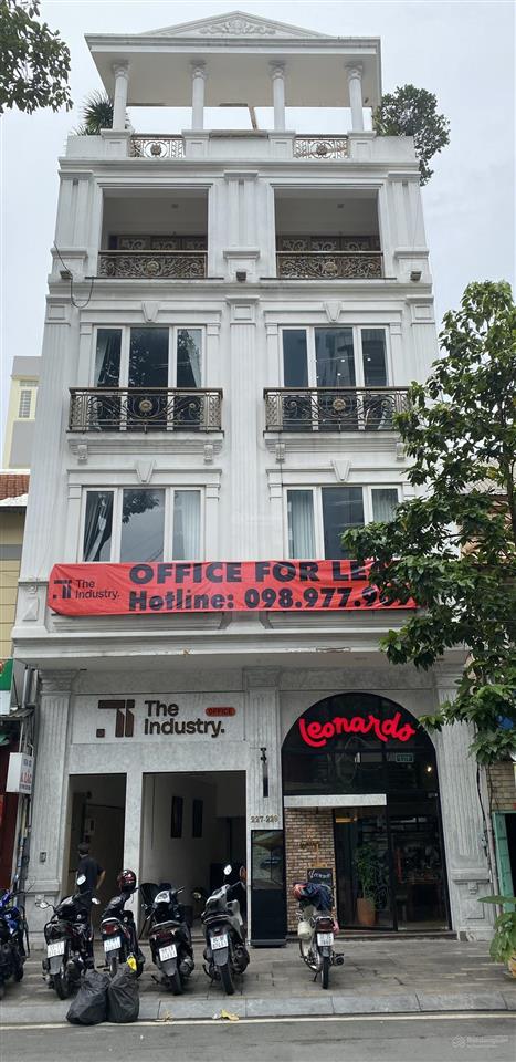 Văn phòng decor cho thuê tại quận 1 kèm sân thượng rooftop.