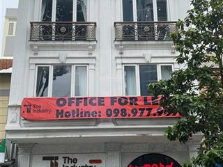 Văn phòng decor cho thuê tại quận 1 kèm sân thượng rooftop.