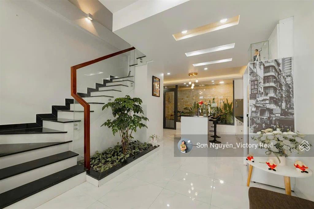 Nhà phố 5 phòng ngủ  hẻm xe hơi phường 6, đà lạt