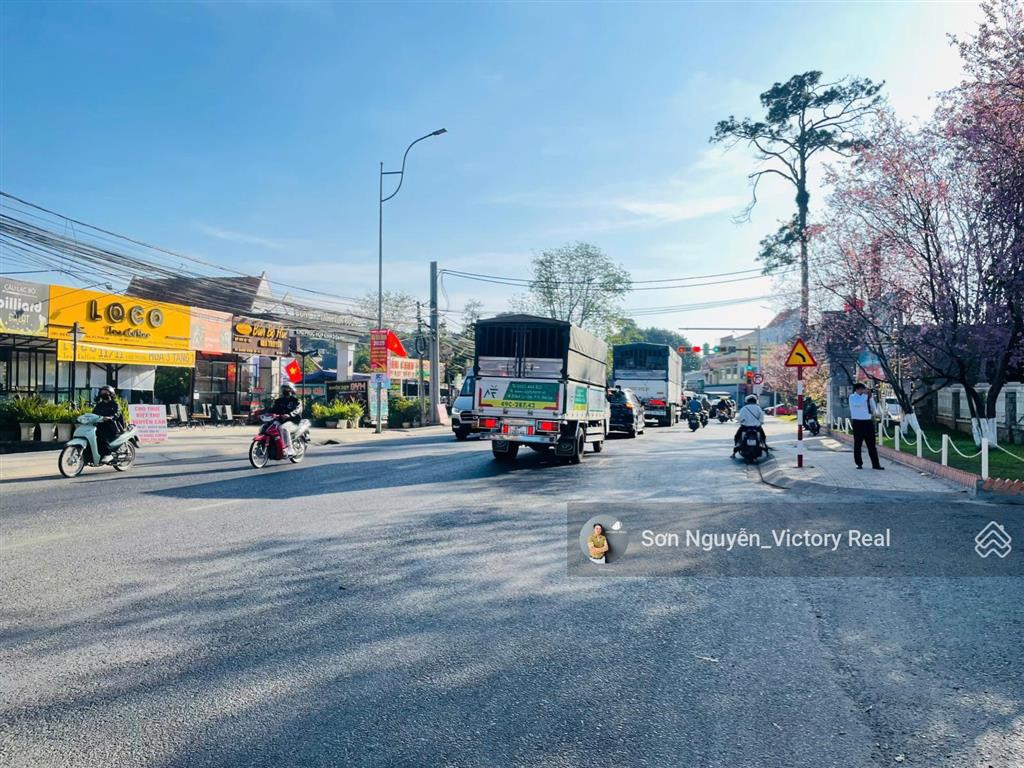 Nhà phố đẹp  ngang gần 9m  có sân ô tô  giá chỉ 8 tỷ tại đà lạt