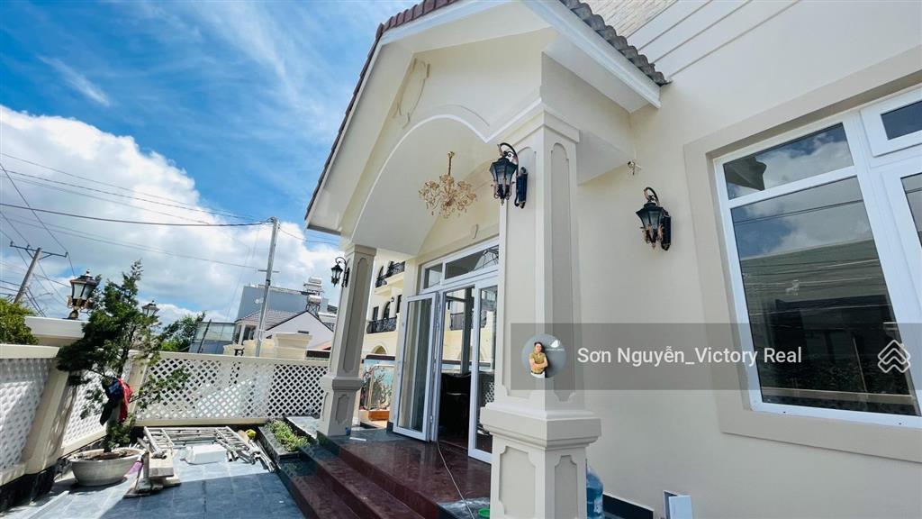Bán villa/biệt thự 2 mặt tiền trịnh hoài đức, phường 11, giá chỉ 15 tỷ