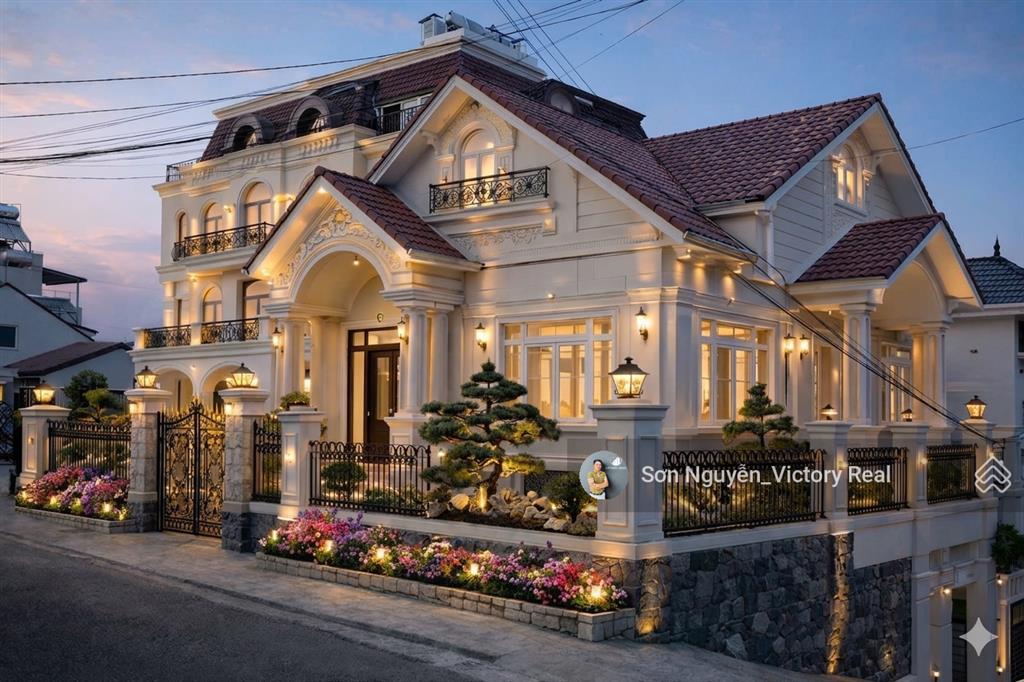 Bán villa/biệt thự 2 mặt tiền trịnh hoài đức, phường 11, giá chỉ 15 tỷ
