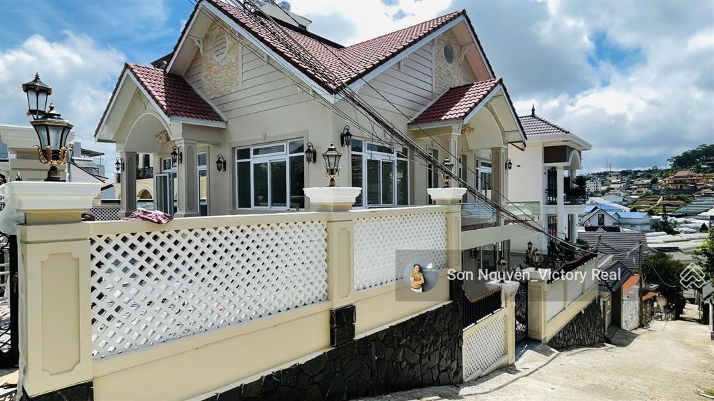 Bán villa/biệt thự 2 mặt tiền trịnh hoài đức, phường 11, giá chỉ 15 tỷ