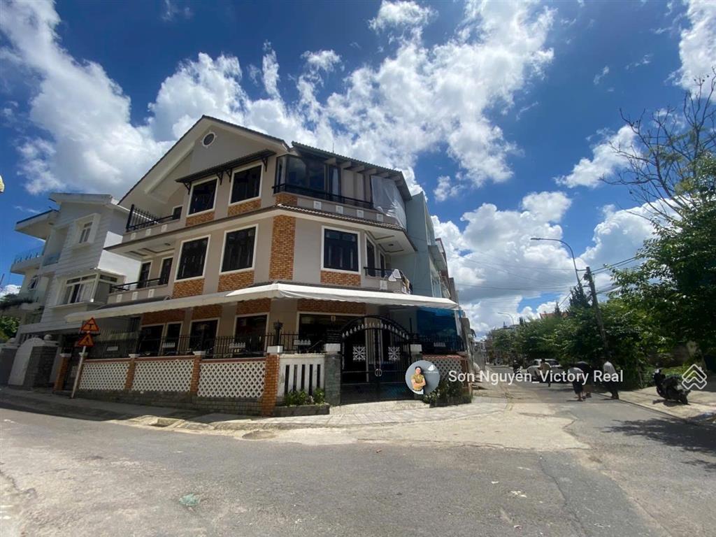 Hàng đẹp trung tâm đà lạt nhà phố 2 mặt tiền giá tốt