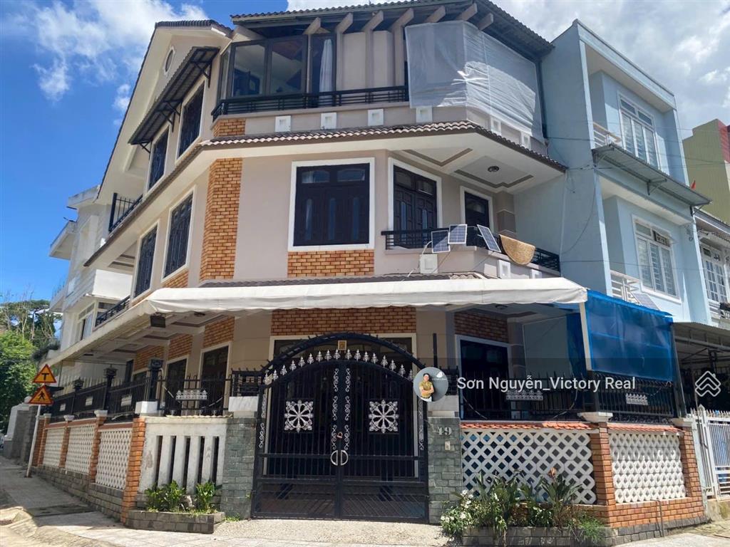 Hàng đẹp trung tâm đà lạt nhà phố 2 mặt tiền giá tốt