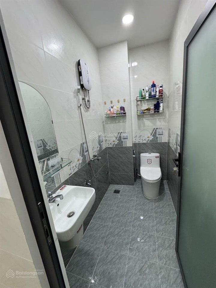 Nhà sát mặt tiền view sông hẻm 357 hậu giang q6, gần chợ lớn, 64m2, 4pn, sau lưng 1 căn mặt tiền