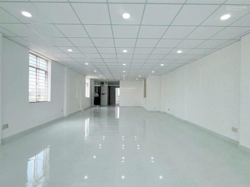 Cho thuê nhà dt 6,5 x 30 , 5 tầng cmt8 q3 giáp tân bình