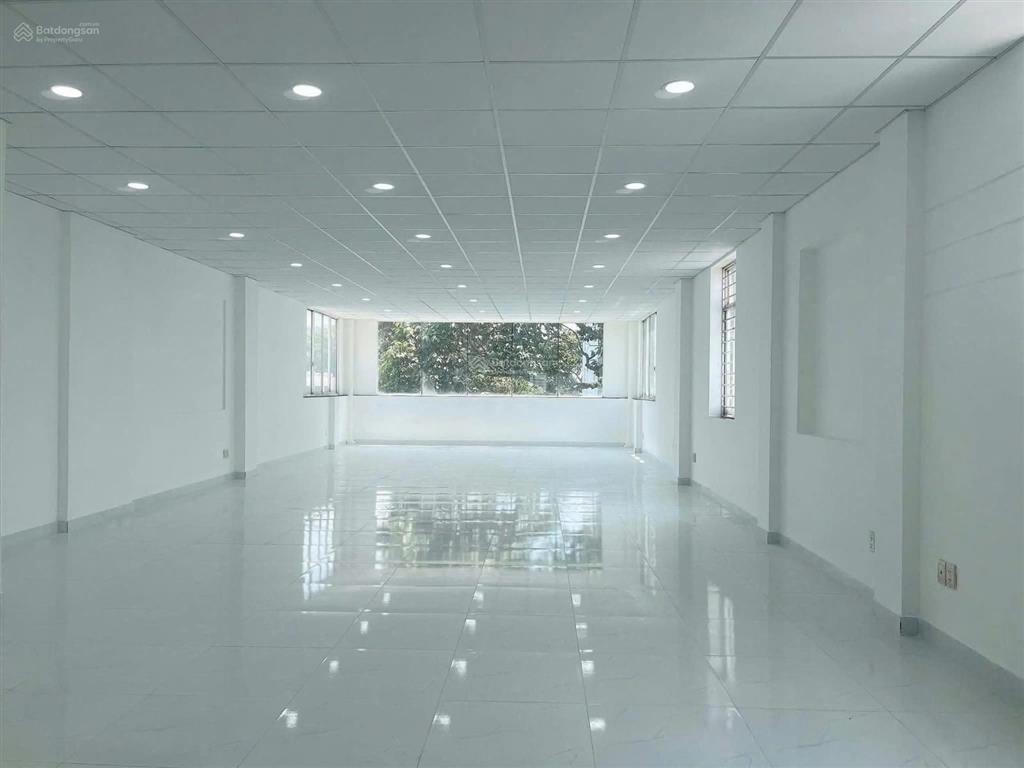 Cho thuê nhà dt 6,5 x 30 , 5 tầng cmt8 q3 giáp tân bình