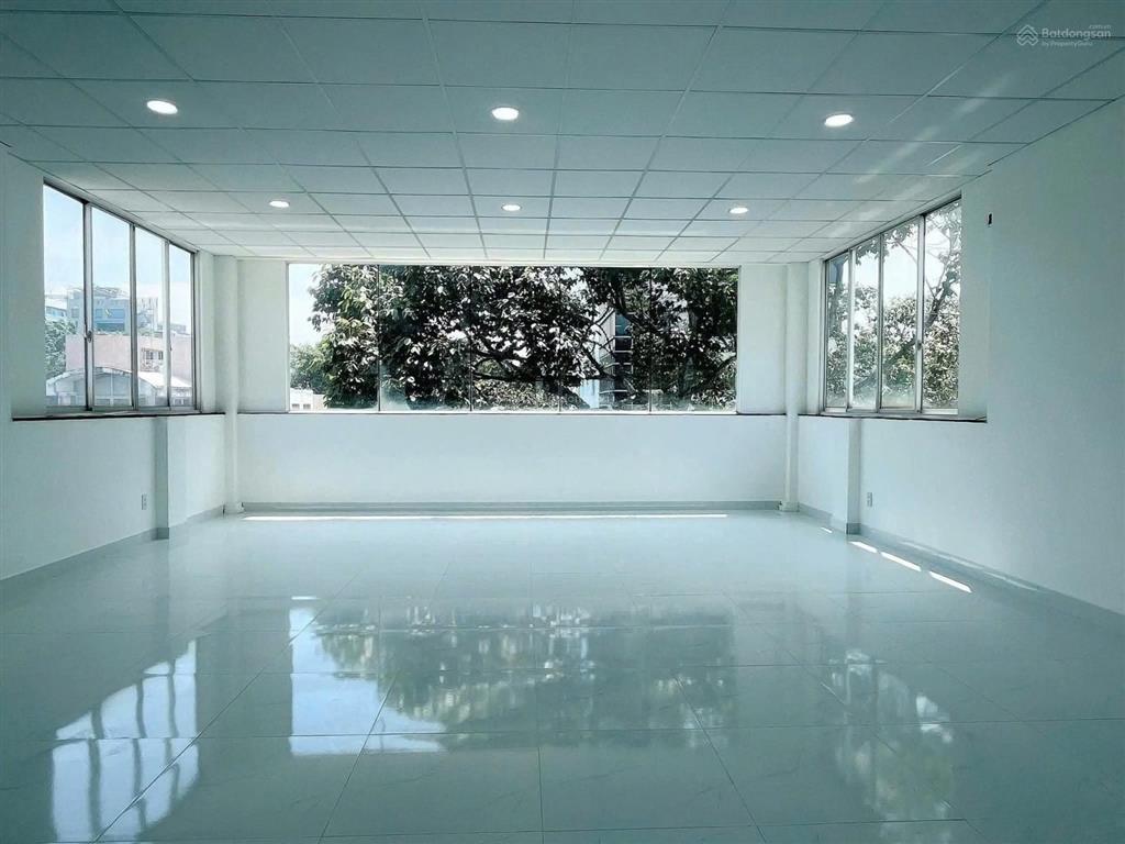 Cho thuê nhà dt 6,5 x 30 , 5 tầng cmt8 q3 giáp tân bình