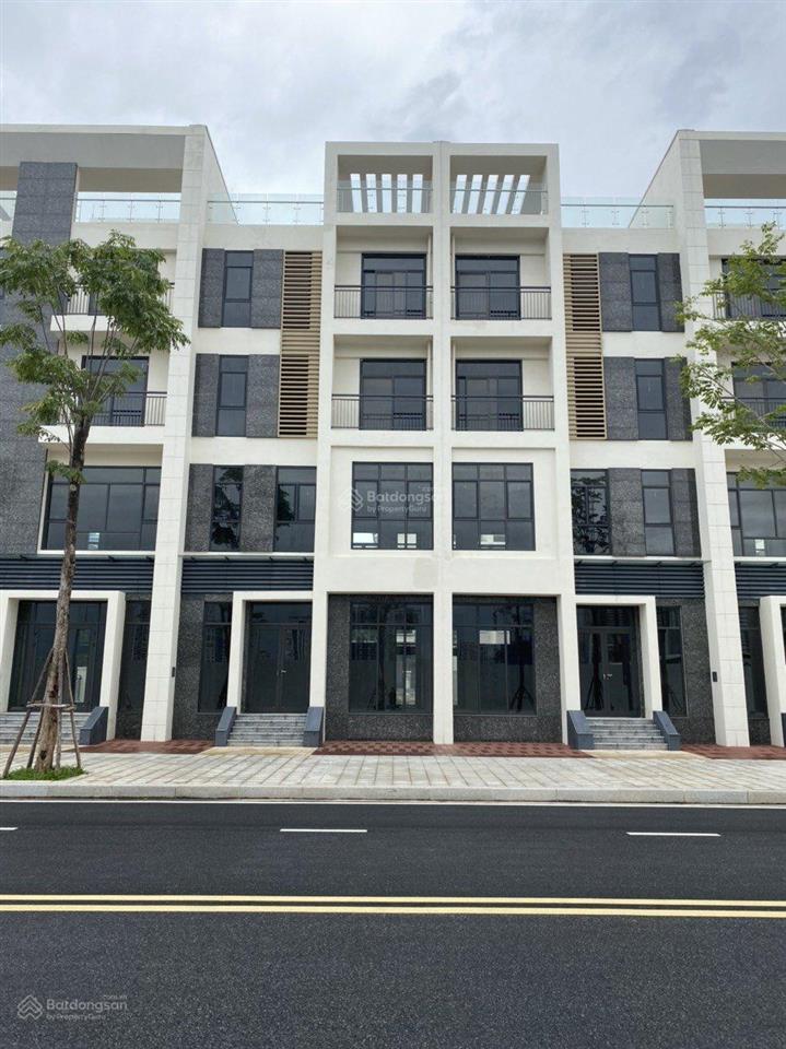 Chính chủ gửi bán shophouse starlake 2 mặt tiền, dt 150m2, xây 4,5 tầng hoàn thiện, sổ đỏ cất két